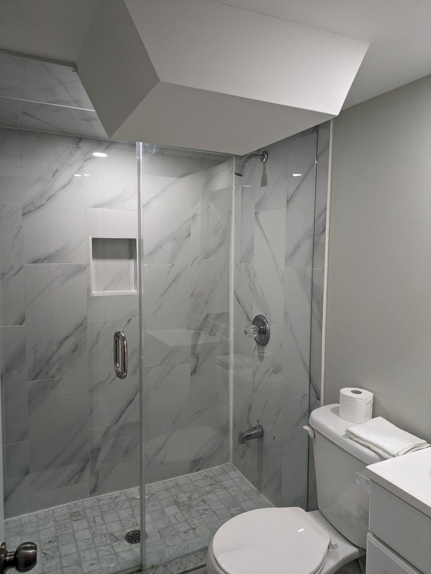 Stunning Furnished 2Bedroom/2Washroom Apartment 브램턴 외부 사진