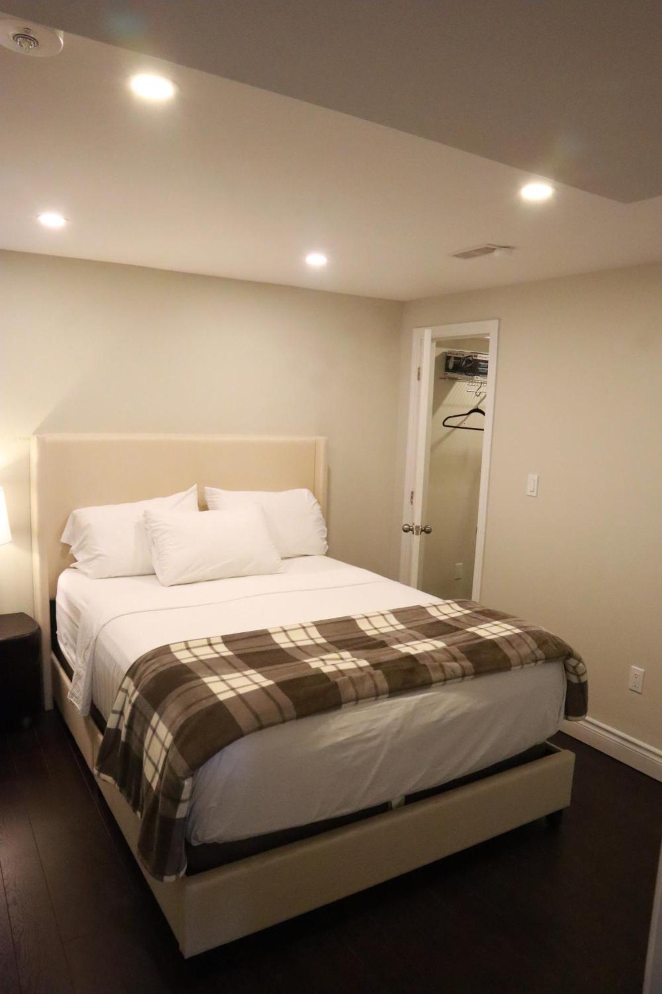 Stunning Furnished 2Bedroom/2Washroom Apartment 브램턴 외부 사진